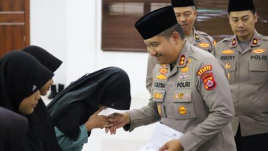 Kapolres Cilegon, AKBP Martua Raja Taripar Laut Silitonga memberi santunan ke anak ayatim. Foto Daeng Yusvin