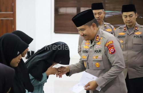 Kapolres Cilegon, AKBP Martua Raja Taripar Laut Silitonga memberi santunan ke anak ayatim. Foto Daeng Yusvin