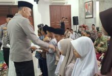 Kapolres Cilegon, AKBP M Probandono Bobby Danuardi memberikan santunan. Foto Daeng Yusvin