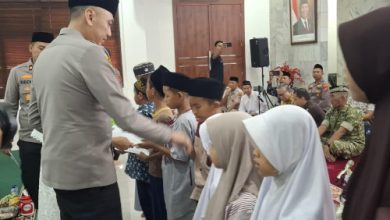 Kapolres Cilegon, AKBP M Probandono Bobby Danuardi memberikan santunan. Foto Daeng Yusvin