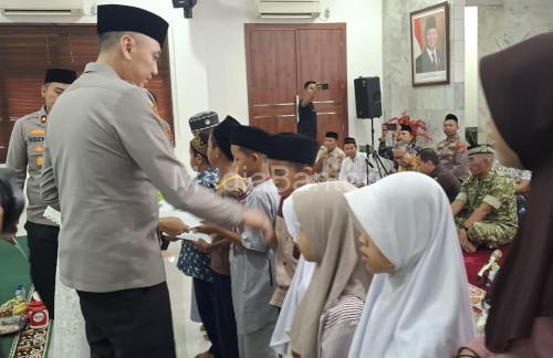 Kapolres Cilegon, AKBP M Probandono Bobby Danuardi memberikan santunan. Foto Daeng Yusvin