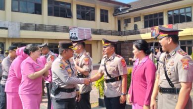 Kapolres Cilegon, AKBP Martua Raja Taripar Laut Silitonga memimpin Sertijab Kapolsek. Foto Daeng Yusvin
