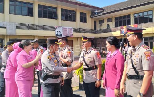 Kapolres Cilegon, AKBP Martua Raja Taripar Laut Silitonga memimpin Sertijab Kapolsek. Foto Daeng Yusvin