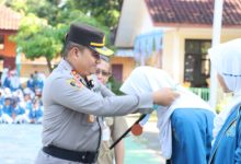 Kapolres Cilegon, AKBP Martua Raja Taripar Laut Sianipar meberikan medali ke siswa SMPN 4 yang berprestasi. Foto Daeng Yusvin