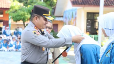 Kapolres Cilegon, AKBP Martua Raja Taripar Laut Sianipar meberikan medali ke siswa SMPN 4 yang berprestasi. Foto Daeng Yusvin