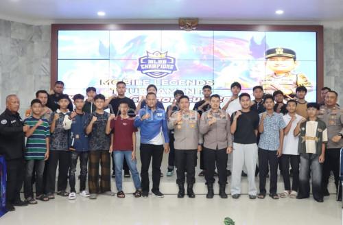 Kapolres Cilegon, AKBP Martua Raja Taripar Laut Silitonga membuka turnamen e-sport MBLB. Foto Daeng Yusvin