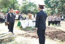 Kapolres Cilegon, AKBP Martua Raja Taripar Laut Silitonga pimpin upacara pemakaman. Foto Daeng Yusvin