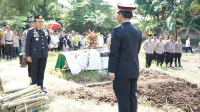 Kapolres Cilegon, AKBP Martua Raja Taripar Laut Silitonga pimpin upacara pemakaman. Foto Daeng Yusvin