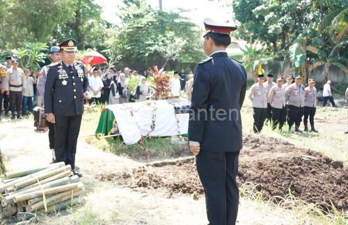 Kapolres Cilegon, AKBP Martua Raja Taripar Laut Silitonga pimpin upacara pemakaman. Foto Daeng Yusvin