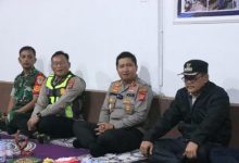 Kapolres Cilegon, AKBP Martua Raja Taripar Laut Silotonga ke Pos Kampling Perum Gedong Cilegon. Foto Yusvin