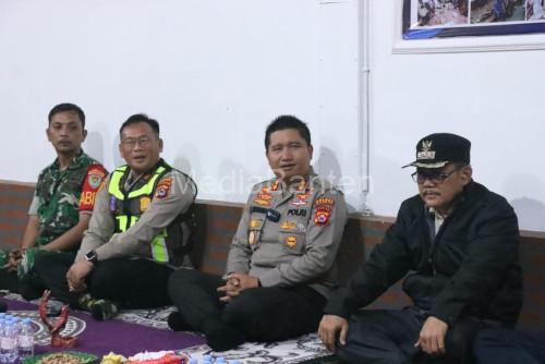 Kapolres Cilegon, AKBP Martua Raja Taripar Laut Silotonga ke Pos Kampling Perum Gedong Cilegon. Foto Yusvin