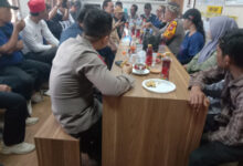 Kapolres Serang, AKBP Condro Sasongko berdiskusi dengan para jurnalis. Foto: Yono