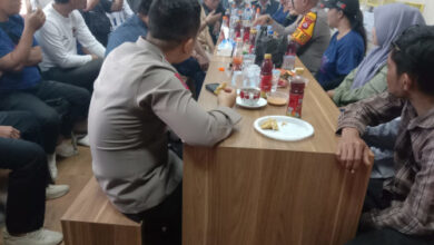 Kapolres Serang, AKBP Condro Sasongko berdiskusi dengan para jurnalis. Foto: Yono