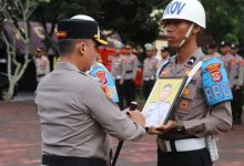 Kapolres Lebak, AKBP Herfio Zaki menggelar acara pemecatan seroang anggota kepolisian yang terlibat narkoba. Foto Antara
