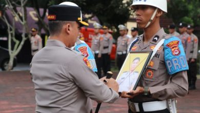 Kapolres Lebak, AKBP Herfio Zaki menggelar acara pemecatan seroang anggota kepolisian yang terlibat narkoba. Foto Antara