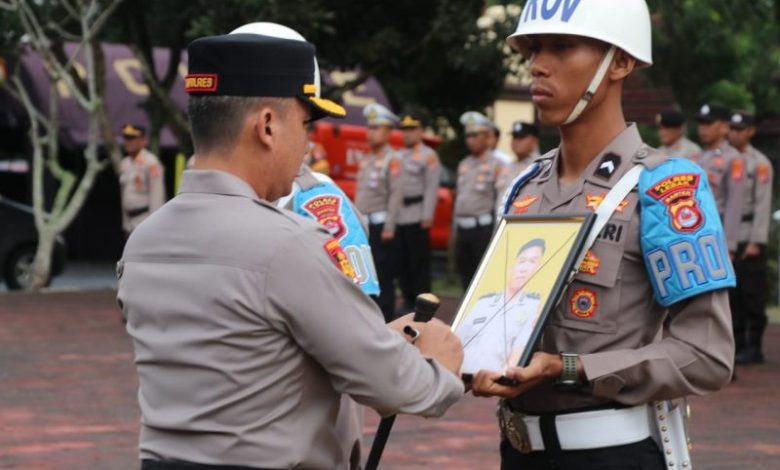 Kapolres Lebak, AKBP Herfio Zaki menggelar acara pemecatan seroang anggota kepolisian yang terlibat narkoba. Foto Antara