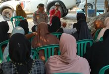 Kapolres Serang, AKBP Condro Sasongko bersama emak-emak pengrajin tangan berbahan limbah kertas. Foto: Yono