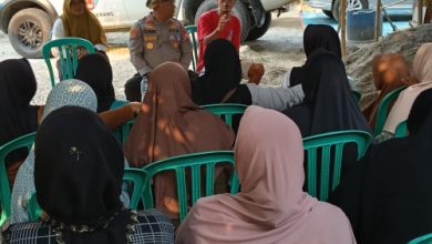 Kapolres Serang, AKBP Condro Sasongko bersama emak-emak pengrajin tangan berbahan limbah kertas. Foto: Yono