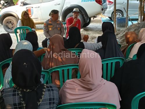 Kapolres Serang, AKBP Condro Sasongko bersama emak-emak pengrajin tangan berbahan limbah kertas. Foto: Yono