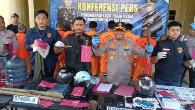 Kapolres Serang, AKBP Condro Sasongko konferensi pers. Foto: Yono