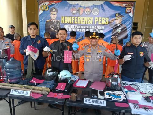 Kapolres Serang, AKBP Condro Sasongko konferensi pers. Foto: Yono