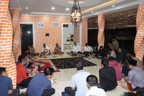 Kapolres Serang, AKBP Condro Sasongko ngariung bersama alumni Ponpes Modern Assaadah Cikeusal. Foto Yono