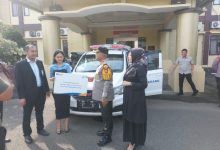 Kapolres Serang, AKBP Condro Sasongko menerima 1 kendaraan ambulans dari BRI Serang. Foto Yono