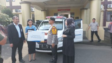 Kapolres Serang, AKBP Condro Sasongko menerima 1 kendaraan ambulans dari BRI Serang. Foto Yono