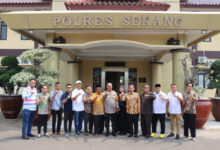 Kapolres Serang, AKBP Condro Sasongko bersama 13 anggota DPRD terpilih. Foto: Yono