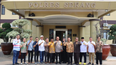 Kapolres Serang, AKBP Condro Sasongko bersama 13 anggota DPRD terpilih. Foto: Yono