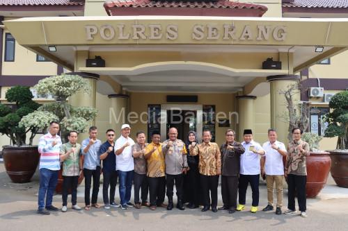 Kapolres Serang, AKBP Condro Sasongko bersama 13 anggota DPRD terpilih. Foto: Yono