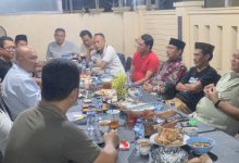 Kapolres Serang, AKBP Condro Sasongko ngariung bersama pengurus Apdesi Kabupaten Serang. Foto Yono