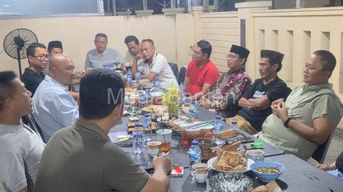 Kapolres Serang, AKBP Condro Sasongko ngariung bersama pengurus Apdesi Kabupaten Serang. Foto Yono