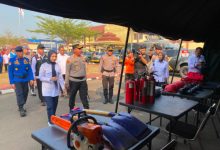 Kapolres Serang AKBP Andri Kurniawan dan Bupati Serang Ratu Rachmatuzakiyah cek peralatan kebakaran. Foto Yono