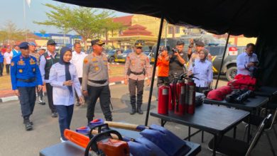 Kapolres Serang AKBP Andri Kurniawan dan Bupati Serang Ratu Rachmatuzakiyah cek peralatan kebakaran. Foto Yono