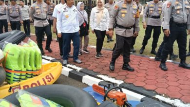Kapolres Serang, AKBP Condro Sasongko memeriksa kesiapan peralatan tanggap darurat becana. Foto Yono