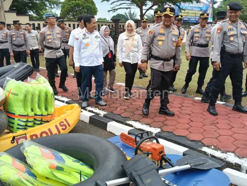 Kapolres Serang, AKBP Condro Sasongko memeriksa kesiapan peralatan tanggap darurat becana. Foto Yono