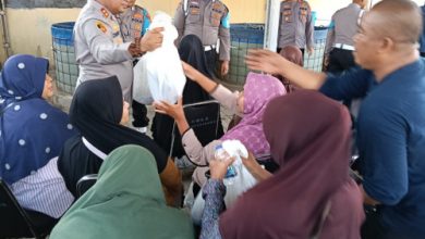 Kapolres Serang, AKBP Contro Sasongko bersama emak-emak Perumahan TCP Ciruas. Foto: Yono