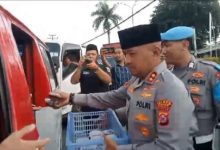 Kapolres Serang, AKBP Condro Sasongko berbagi takjil. Foto: Yono