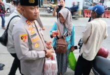 Kapolres Serang, AKBP Condro Sasongko membagikan takjil di pinggir jalan Ciruas. Foto: Yono
