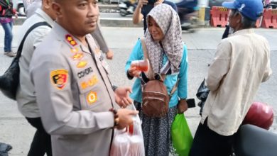 Kapolres Serang, AKBP Condro Sasongko membagikan takjil di pinggir jalan Ciruas. Foto: Yono