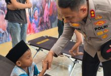 Kapolres Serang, AKBP Andri Kurniawan memberikan santunan dalam bakti sosial di Cikande. Foto Yono