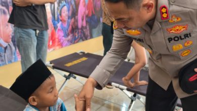 Kapolres Serang, AKBP Andri Kurniawan memberikan santunan dalam bakti sosial di Cikande. Foto Yono