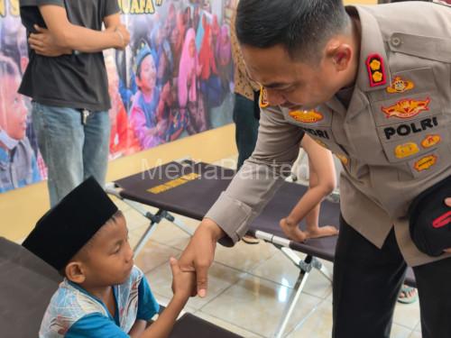 Kapolres Serang, AKBP Andri Kurniawan memberikan santunan dalam bakti sosial di Cikande. Foto Yono