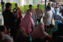 Kapolres Serang, AKBP Condro Sasongko menggelar bakti sosial bersama emak-emak korban banjir di Nambo Ilir. Foto: Yono