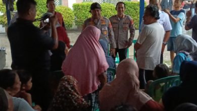 Kapolres Serang, AKBP Condro Sasongko menggelar bakti sosial bersama emak-emak korban banjir di Nambo Ilir. Foto: Yono