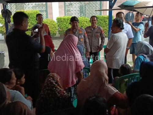 Kapolres Serang, AKBP Condro Sasongko menggelar bakti sosial bersama emak-emak korban banjir di Nambo Ilir. Foto: Yono