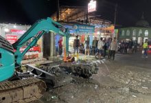 Pengerahan excavator atasi sumbatan saluran air untuk atasi banjir di Pamarayan. Foto Yono