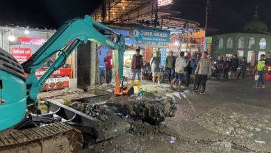 Pengerahan excavator atasi sumbatan saluran air untuk atasi banjir di Pamarayan. Foto Yono