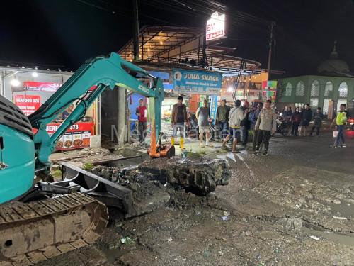 Pengerahan excavator atasi sumbatan saluran air untuk atasi banjir di Pamarayan. Foto Yono